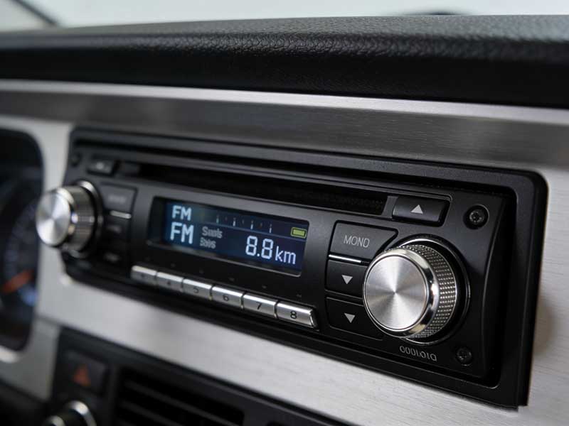 車(chē)載廣播復(fù)興：為什么在流媒體時(shí)代，我們開(kāi)車(chē)時(shí)依然打開(kāi)電臺(tái)？