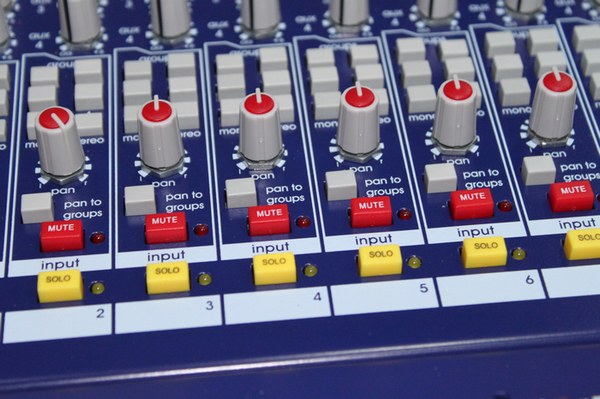 Midas Venice-16緊湊現(xiàn)場(chǎng)調(diào)音臺(tái) 模擬調(diào)音臺(tái)