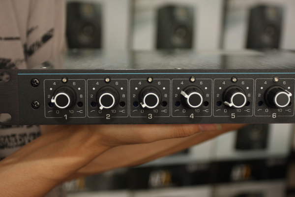 Shure 舒爾 SCM800 機(jī)架調(diào)音臺