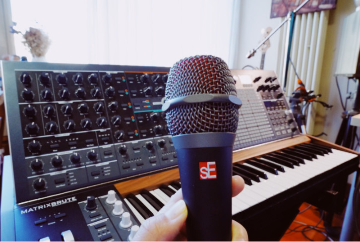 動圈話筒 PK:sE V7 與 Shure SM58 誰能更清晰地捕捉聲音的「慧尾」