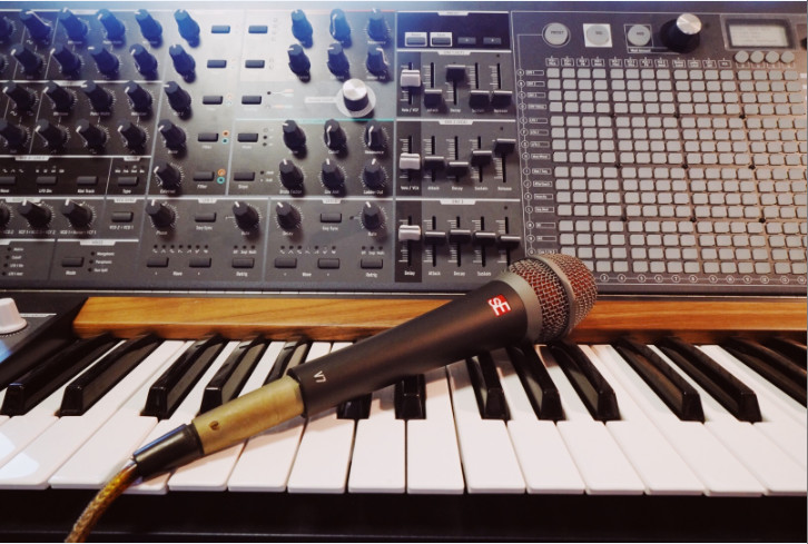 動圈話筒 PK:sE V7 與 Shure SM58 誰能更清晰地捕捉聲音的「慧尾」