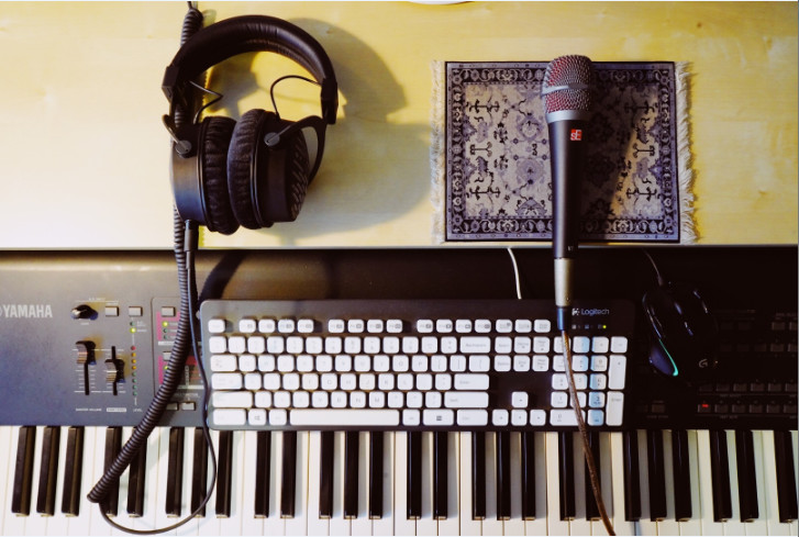 動圈話筒 PK:sE V7 與 Shure SM58 誰能更清晰地捕捉聲音的「慧尾」