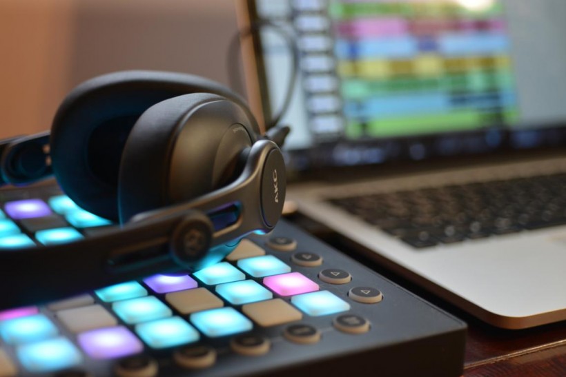 新生代的別樣情懷——AKG K371 頭戴式耳機開箱評測